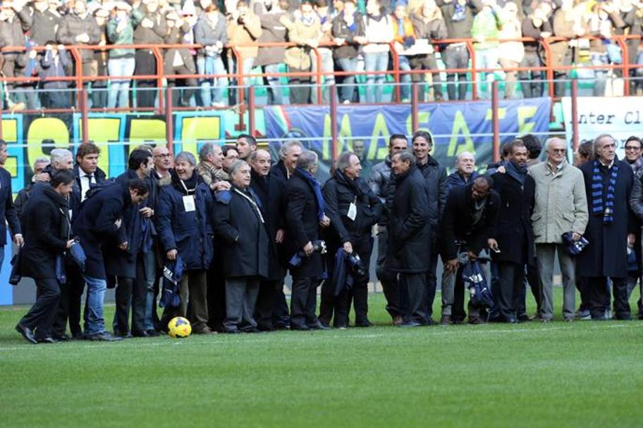 A pochi minuti dal fischio d&#39;inizio di Inter-Sampdoria giro di campo dei 54 ex giocatori nerazzurri accolti fra gli applausi e gli 